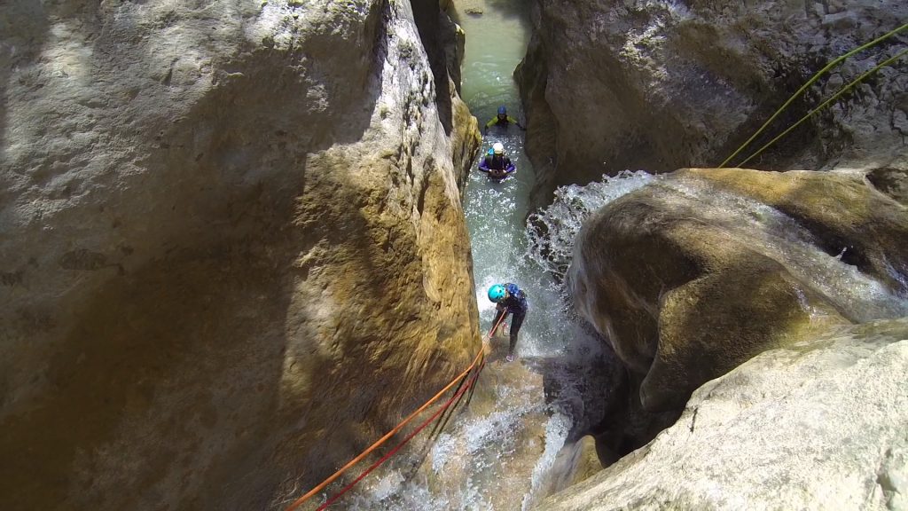 Grupo de barranquistas haciendo rápel en el barranco Formiga en la Sierra de Guara