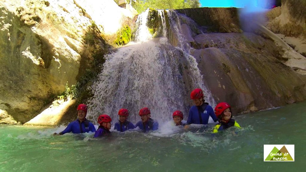 Familia disfrutando del barranco del Vero en plena Sierra de Guara