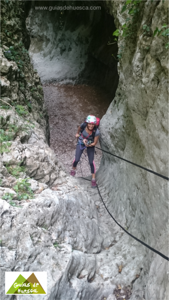 Barranquista realizando rápel en el Barranco Basender