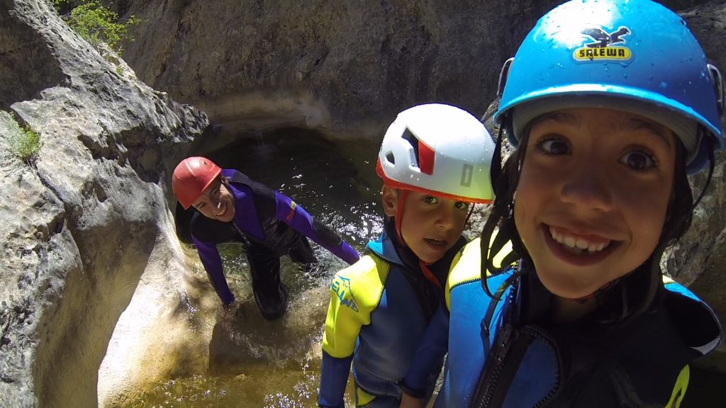 Grupo de familia descendiendo el Barranco de la Carruaca