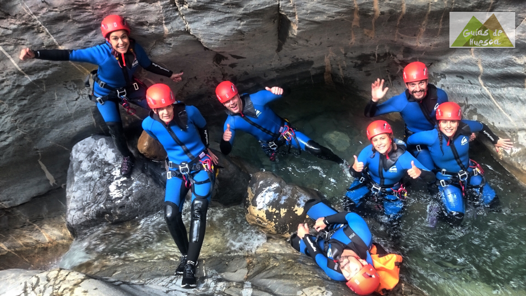 Grupo realizando el descenso del barranco Gorgol en el Valle de Tena en el Pirineo Aragonés