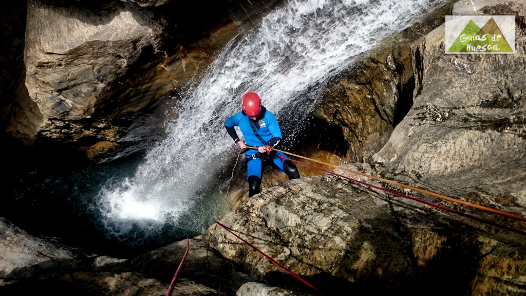 Último rápel en el barranco Gorgol en el Valle de Tena en el Pirineo Aragonés