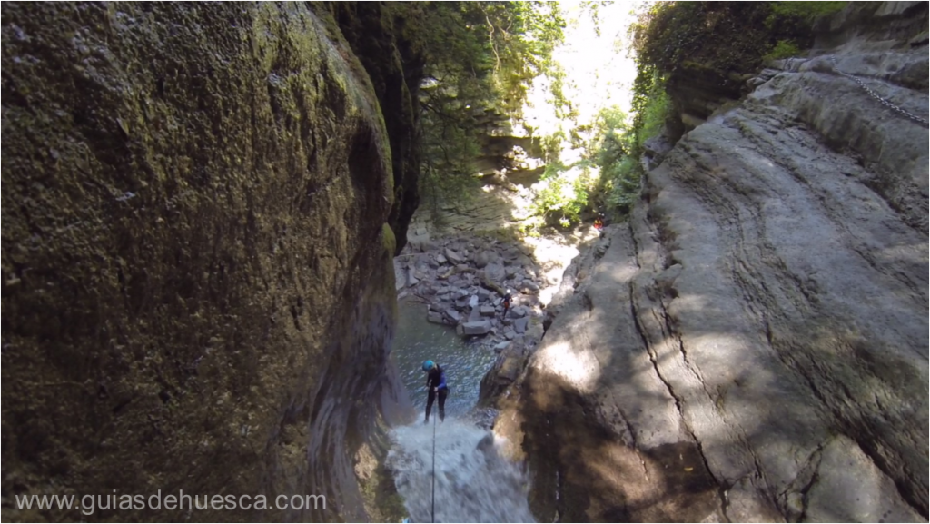Barranquista haciendo rápel en el barranco del Furco