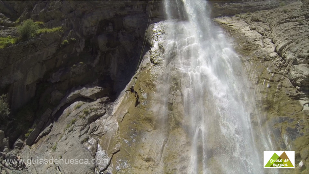 Rápel del al última cascada del barranco Sorrosal en el valle de Ordesa
